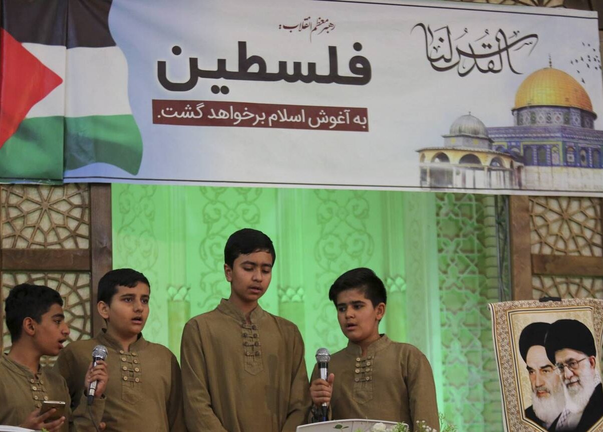 محفل بزرگ انس با قرآن دانشآموزان شیرازی در شاهچراغ برپا شد