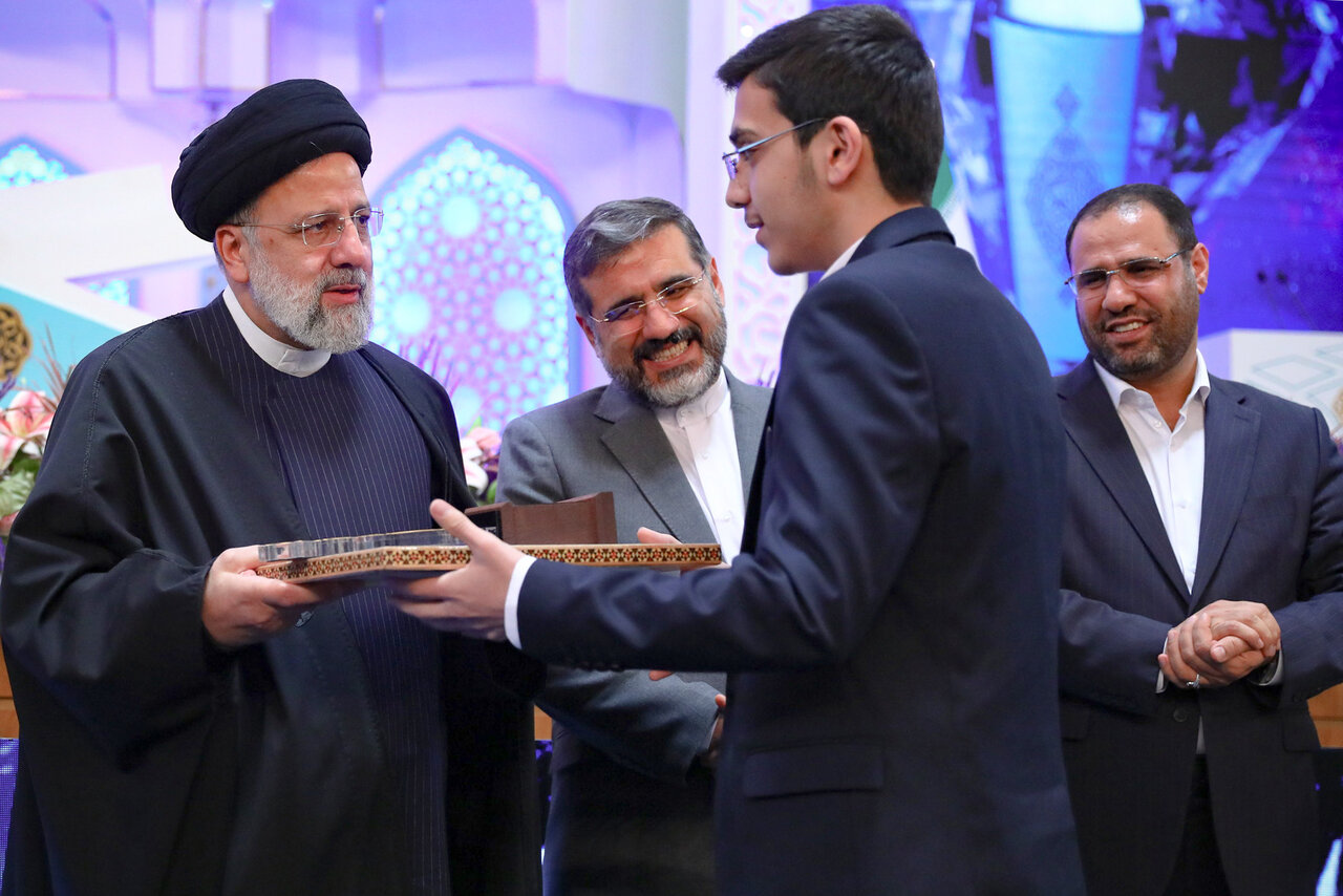 مسیر تاریک زندگی را با نور قرآن روشن کنیم