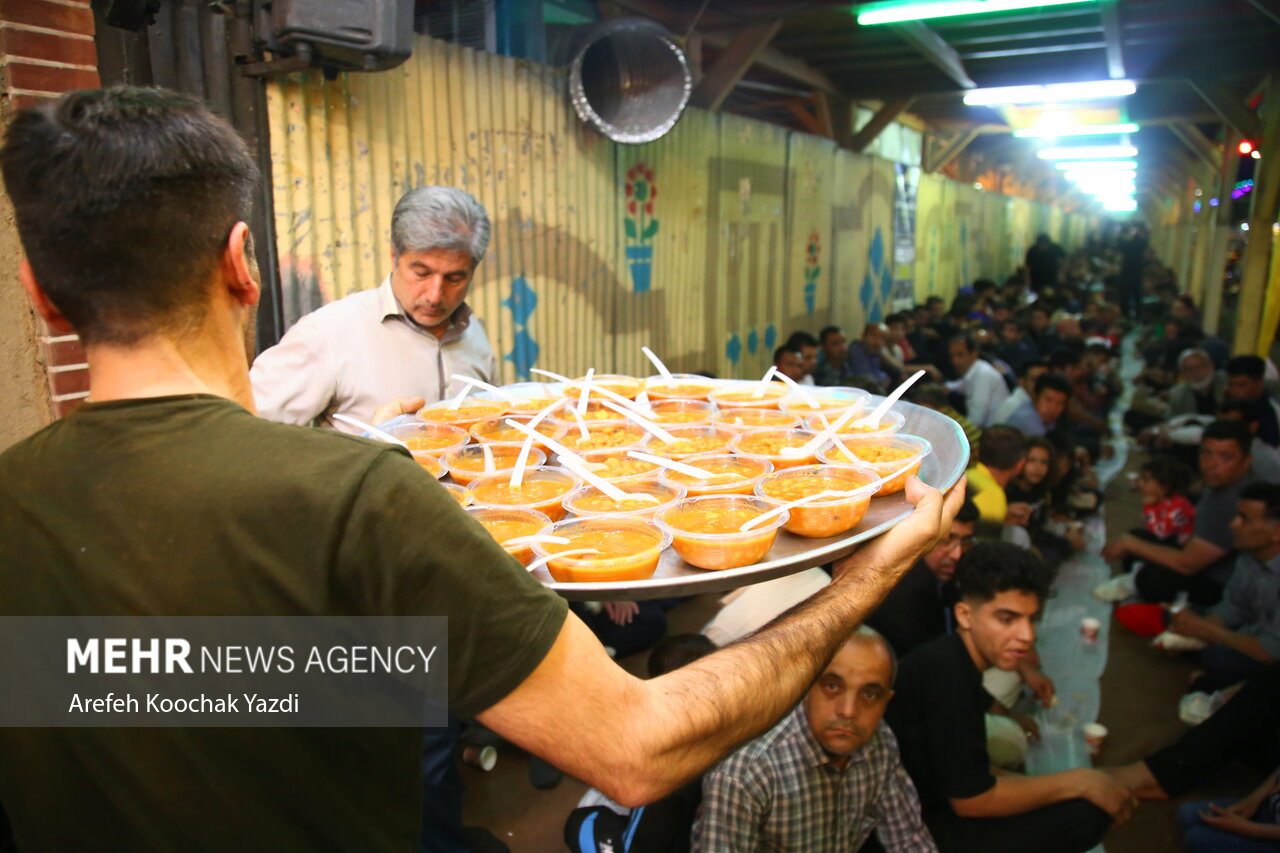 پذیرایی از زائران جمکران با برپایی سفره ۱۲ هزار نفره در شام عید غدیر