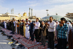 نماز عید فطر در حرم بانوی کرامت و مسجد جمکران اقامه شد