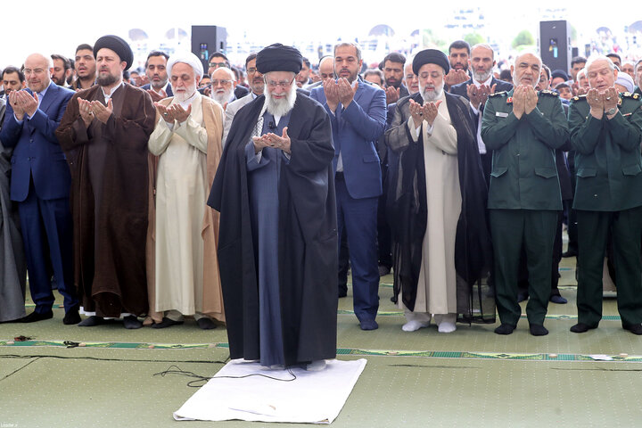 رہبر معظم انقلاب اسلامی کی امامت میں نماز عید الفطر ادا کردی گئی