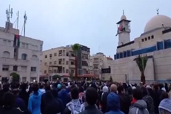 تجمع مردم اردن پس از اقامه نماز عید فطر در حمایت از مقاومت+فیلم