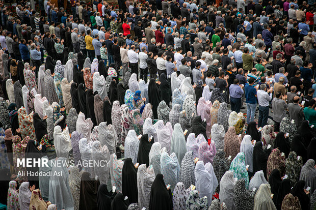 اقامه نماز عید سعید فطر در محله سعادت آباد