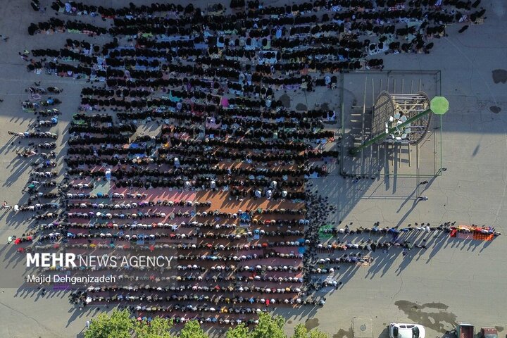 اقامه نماز عید سعید فطر در مهریز یزد