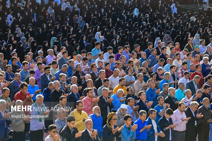 اقامه نماز عید سعید فطر در مهریز یزد