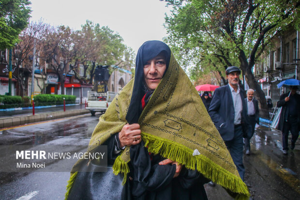 اقامه نماز عید فطر در هوای بارانی شهر تبریز