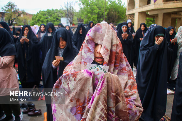 اقامه نماز عید فطر در هوای بارانی شهر تبریز