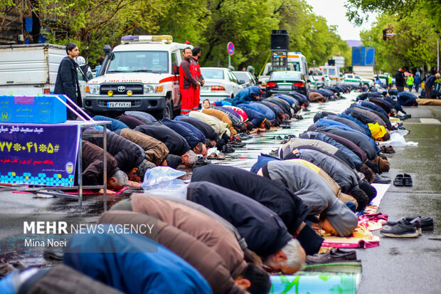 اقامه نماز عید فطر در هوای بارانی شهر تبریز