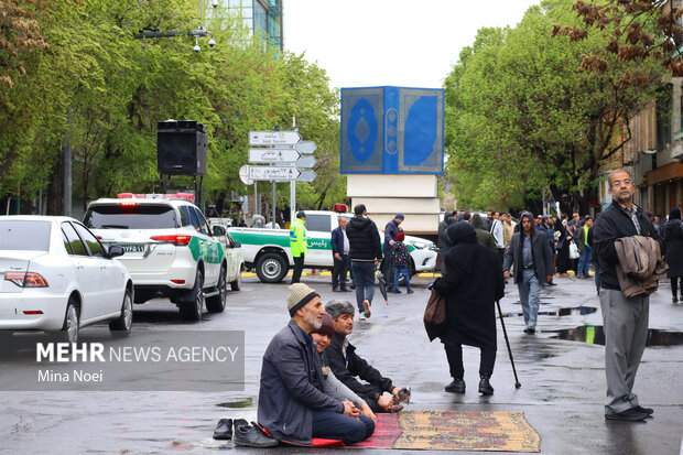 اقامه نماز عید فطر در هوای بارانی شهر تبریز