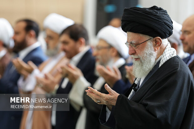 نماز عید فطر راس ساعت ۸ صبح به امامت رهبر انقلاب برگزار خواهد شد نماز عید فطر راس ساعت ۸ صبح به امامت رهبر انقلاب برگزار خواهد شد