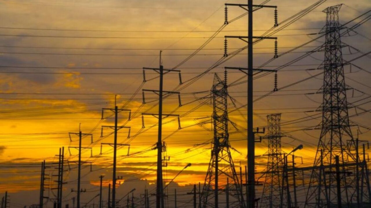 اجرای طرح توسعه و احداث شبکه‌های توزیع برق شهری در شهرستان گناوه