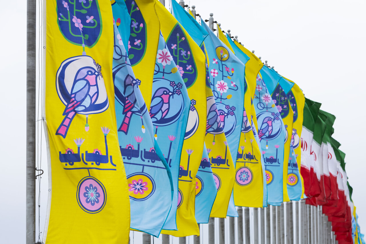 نصب پرچم‌های سامورایی و المان‌های ماه یادآور رمضان در اصفهان