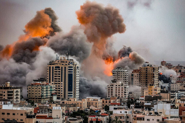 صهیونیست‌ها از زمین و هوا غزه را زیر آتش گرفتند