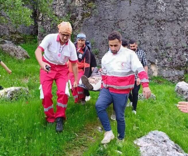 نجات مصدوم ۵۷ ساله در ارتفاعات روستای گنجه شهرستان بدره