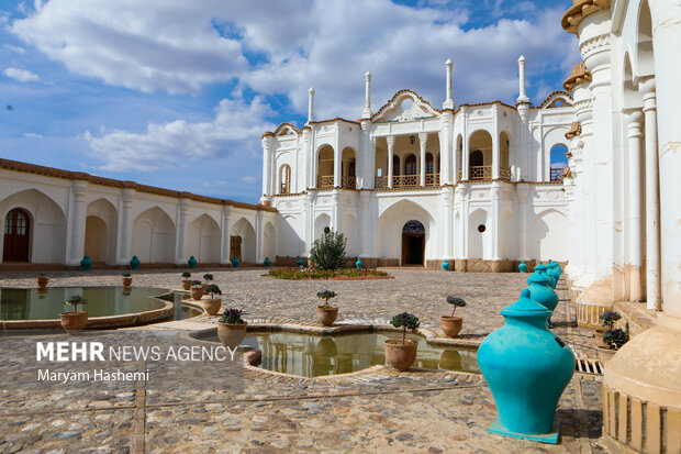 باغ و عمارت فتح آباد با نام صاحب قدیمی باغ بیگلر بیگی در شهر کرمان قرار دارد. باغی که در منطقه اختیارآباد کرمان و۲۵ کیلومتری مرکز این شهر قرار گرفته است. باغ فتح آباد زمانی رونق زیادی داشته، به طوری که سبک ساخت آن الگوی ساخت مجموعه جهانی باغ شاهزاده ماهان شده است