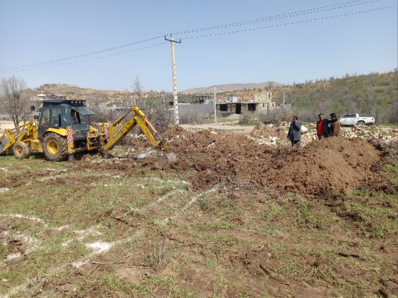 عملیات اتصال آب چاه‌های اراضی گنج تپه به شبکه توزیع شهر بهار