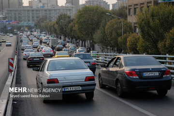 در معابر لغزنده پایتخت فاصله طولی را رعایت کنید/ ترافیک سنگین تهران