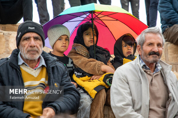 مسابقات کشتی چوخه در گود زینل خان