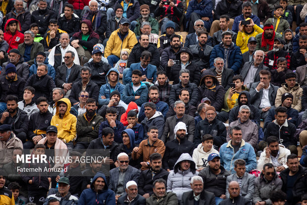 مسابقات کشتی چوخه در گود زینل خان
