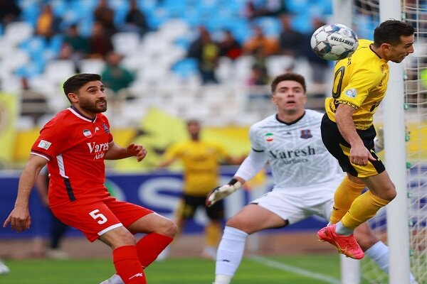 پوست موز زیر پای دو سرمربی/ کنار کشیدن دو تیم به نفع سرخابیها