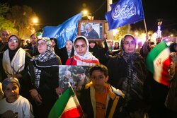 نورافشانی میدان امام حسین اصفهان در جشن موفقیت عملیات وعده صادق