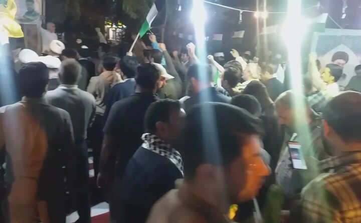 Buşehr'de halk İran'ın operasyonunu desteklemek için toplandı