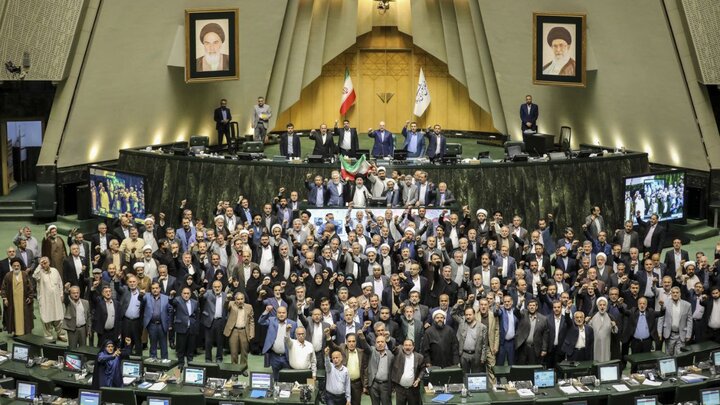 İran Meclisi'nde "İsrail'e ölüm" sloganı yükseldi İran Meclisi'nde "İsrail'e ölüm" sloganı yükseldi