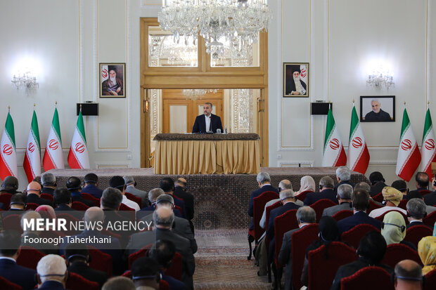 نشست وزیر امورخارجه با سفرا و روسای نمایندگی‌های خارجی مقیم تهران