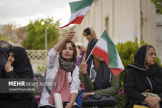 تجمع مردم شیراز در حمایت از عملیات «وعده صادق»