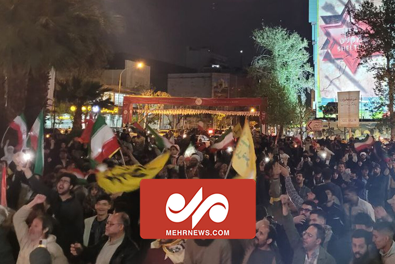 شادی جمعی از تهرانی‌ها پس از دیدن تصاویر اصابت موشک‌ها