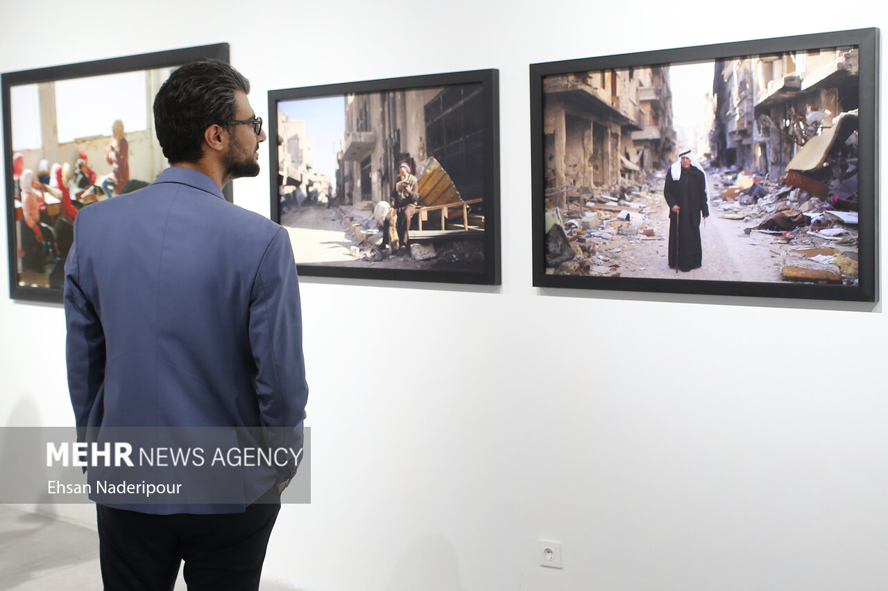 عکس‌هایی از زندگی پس از جنگ در سوریه روی دیوار رفت