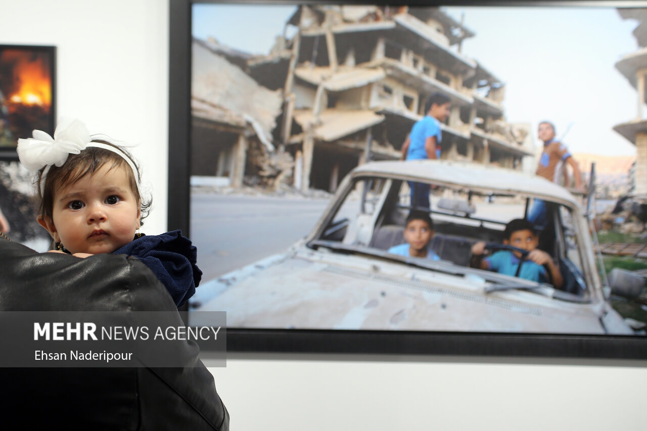 عکس‌هایی از زندگی پس از جنگ در سوریه روی دیوار رفت