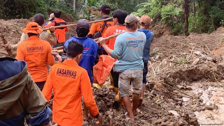 Endonezya'daki toprak kaymasında ölü sayısı 18'e çoktı