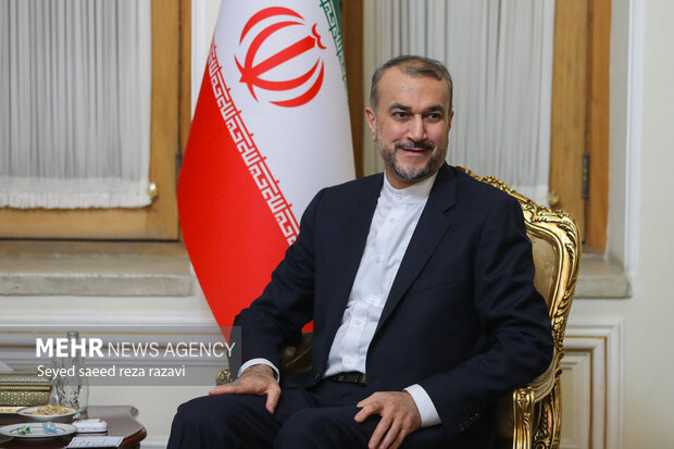Iran FM insists on 2-way communication with Iranian expats
