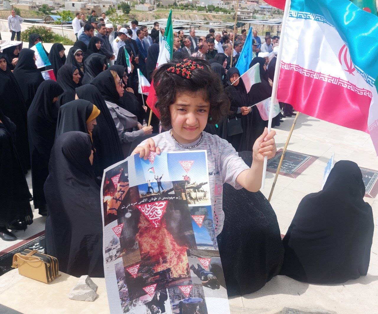 تصاویری از حضور مردم آبدانان در جوار مزار شهید داریوش رضایی نژاد 