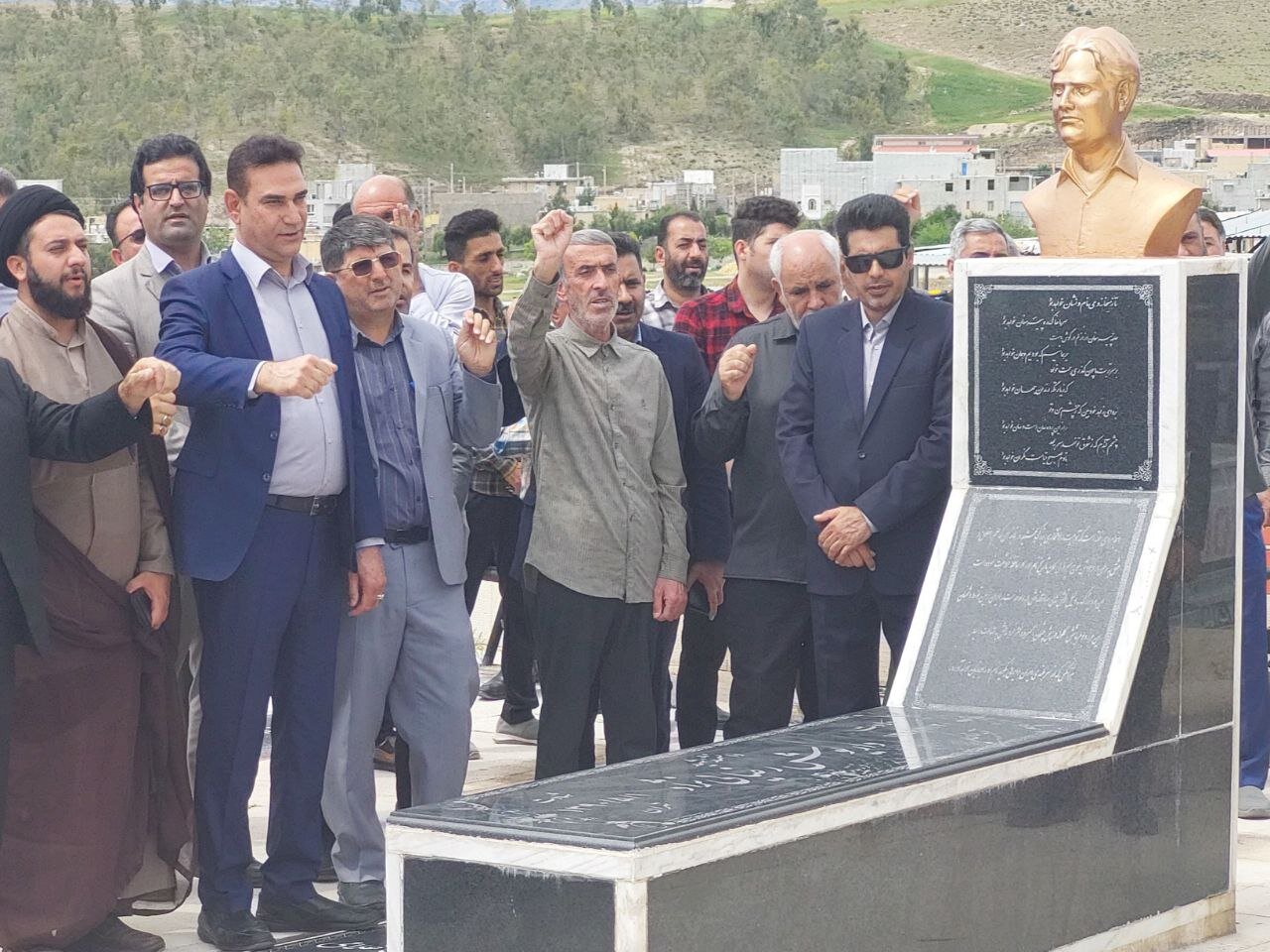 تصاویری از حضور مردم آبدانان در جوار مزار شهید داریوش رضایی نژاد