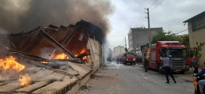 انبار کالای یک شرکت مواد غذایی در شیراز آتش گرفت