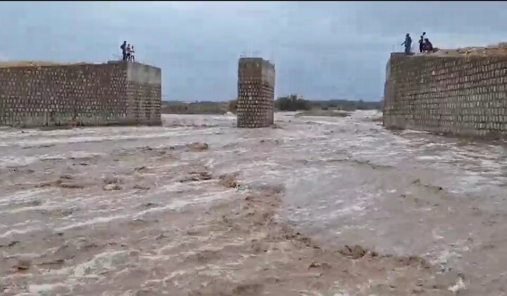 جاری شدن سیلاب درمنطقه گزآباد شهرستان عنبرآباد 