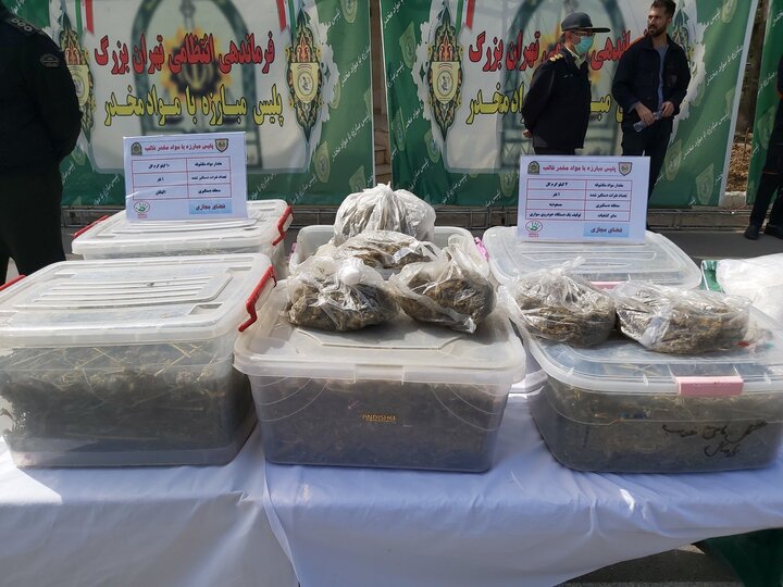 از توقیف تریلی با حمل یک تن شیشه تا کشف ۷۰۰ کیلوگرم هروئین