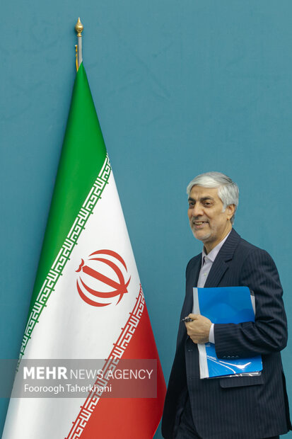 کیومرث هاشمی وزیر ورزش در جلسه شورای عالی انقلاب فرهنگی