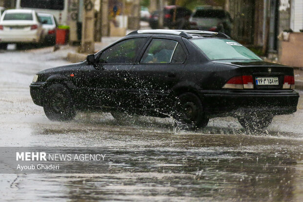 توقف تردد خودروها در بعضی از خیابان های شهر ایلام بر اثر سیلاب 