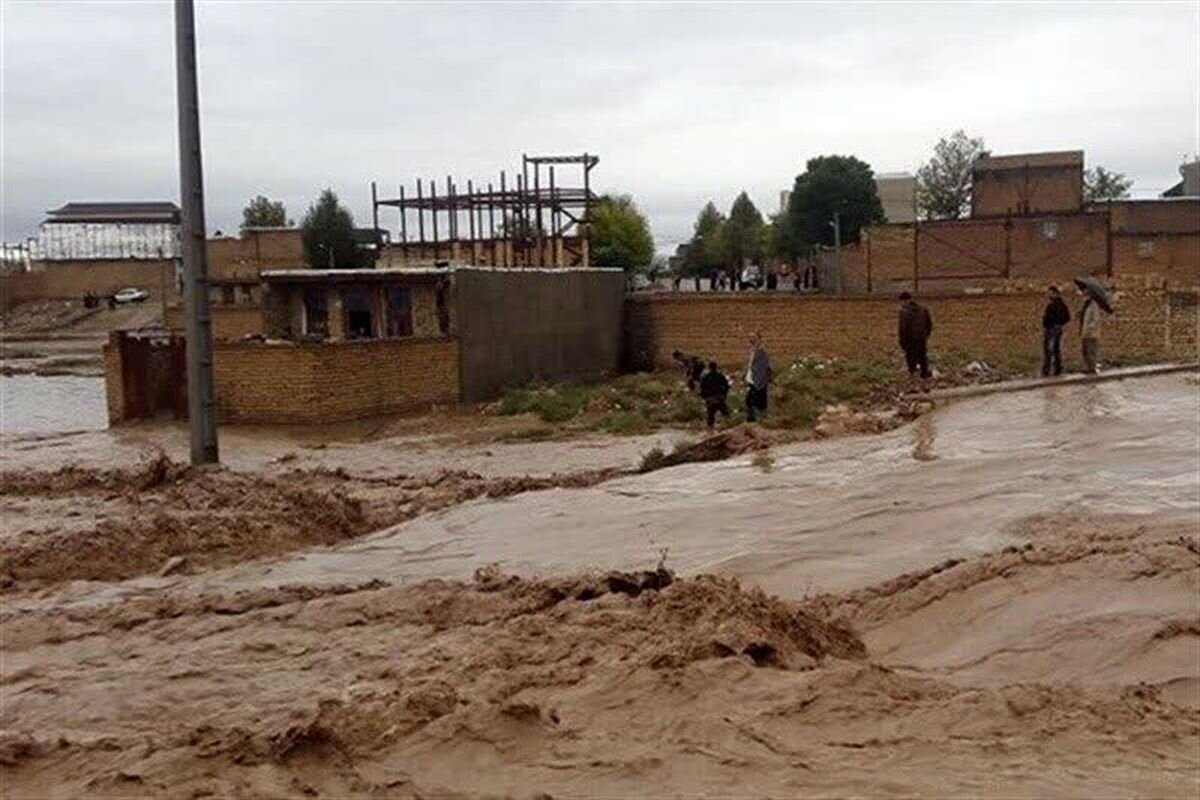 نیروهای جهادی در حال امدادرسانی به مناطق سیل زده مشهد