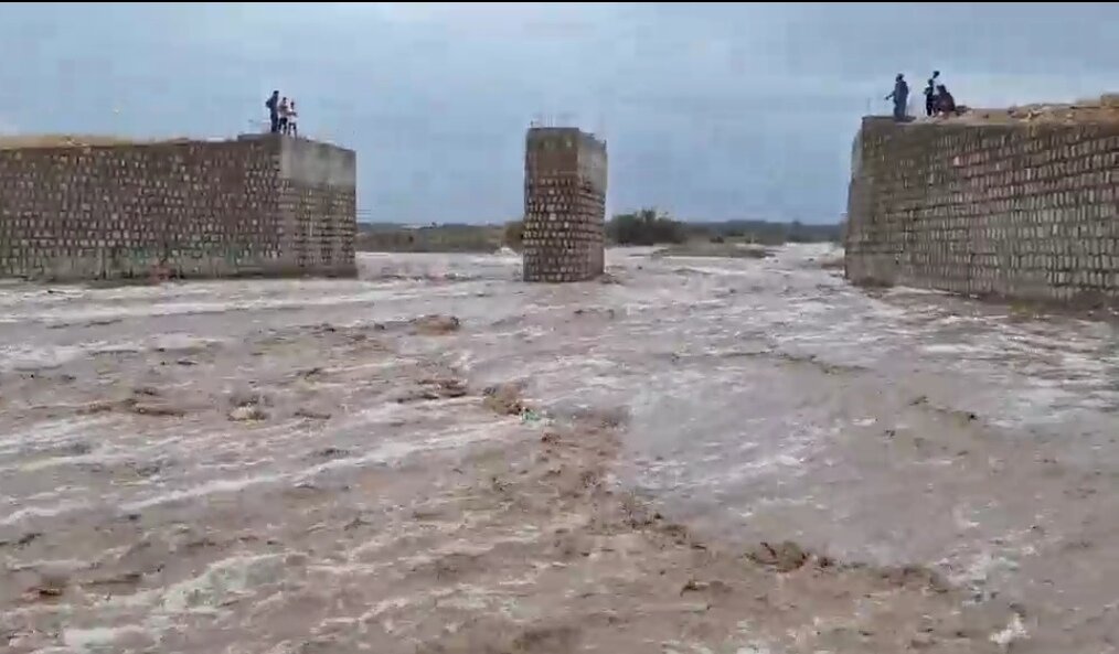 جاری شدن سیلاب درمنطقه گزآباد شهرستان عنبرآباد