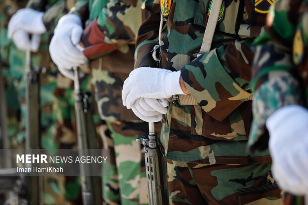 رژه نیروهای مسلح در روز ارتش در اصفهان 
