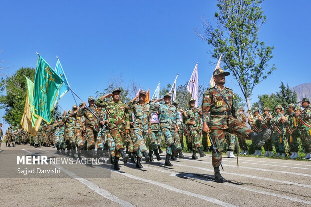 رژه نیرو های مسلح بمناسبت روز ارتش در خرم‌آباد