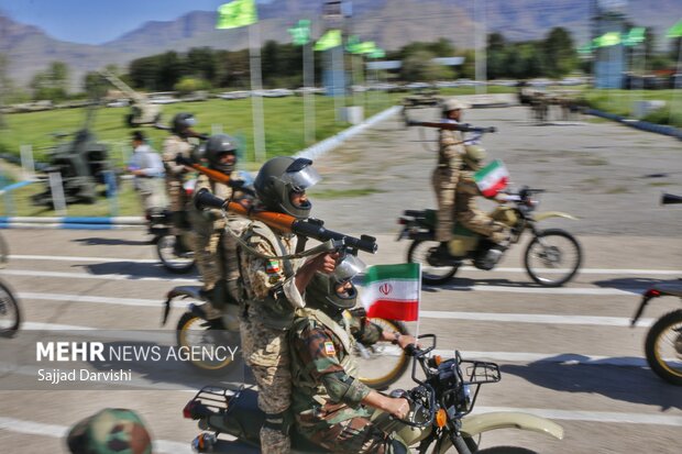 رژه نیرو های مسلح بمناسبت روز ارتش در خرم‌آباد