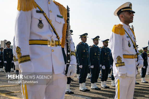 مراسم رژه روز ارتش با حضور رئیس جمهور