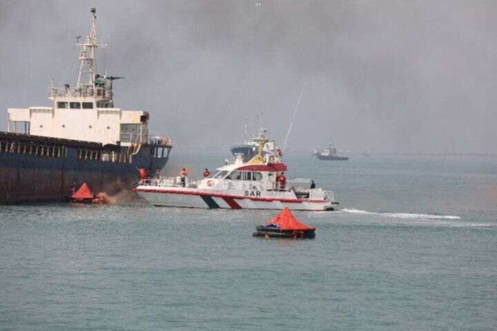 طاقم الإنقاذ الإيراني ينقذ طاقم ناقلة نفط سريلانكية كانت تغرق في بحر عمان
