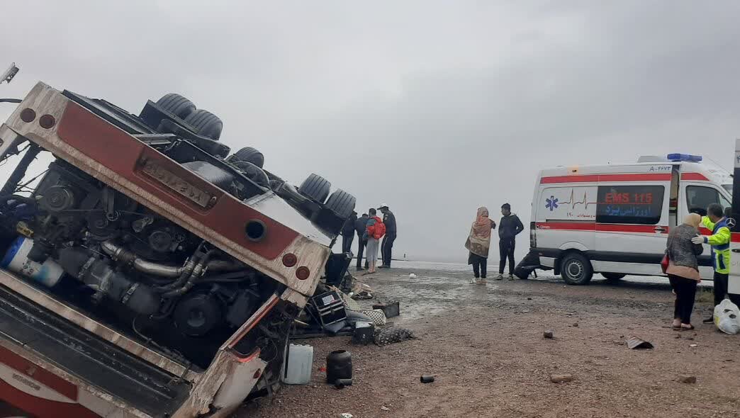 ۱۱ مصدوم حادثه واژگونی اتوبوس در یزد به بیمارستان منتقل شدند