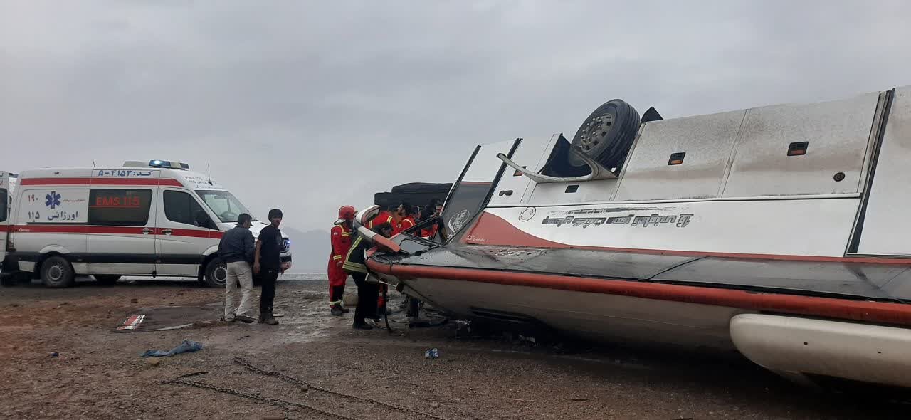۱۱ مصدوم حادثه واژگونی اتوبوس در یزد به بیمارستان منتقل شدند